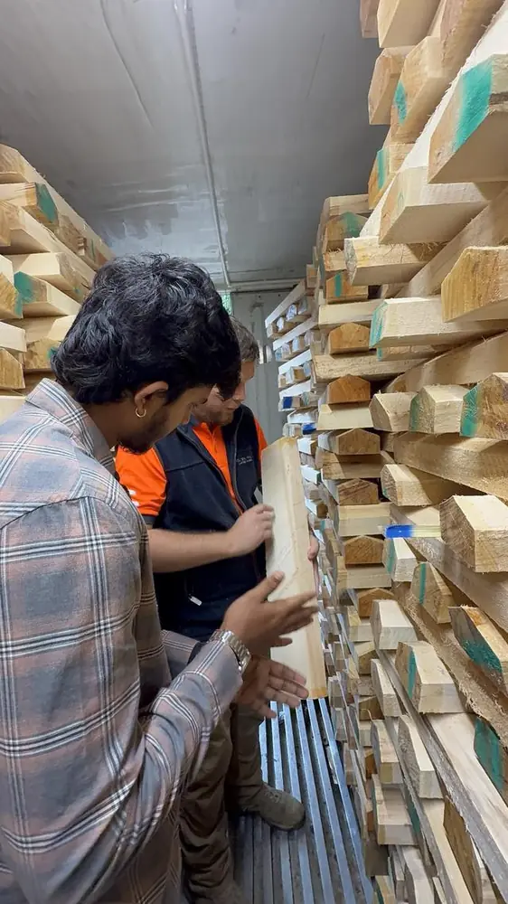 Checking the grain on the face of a cleft